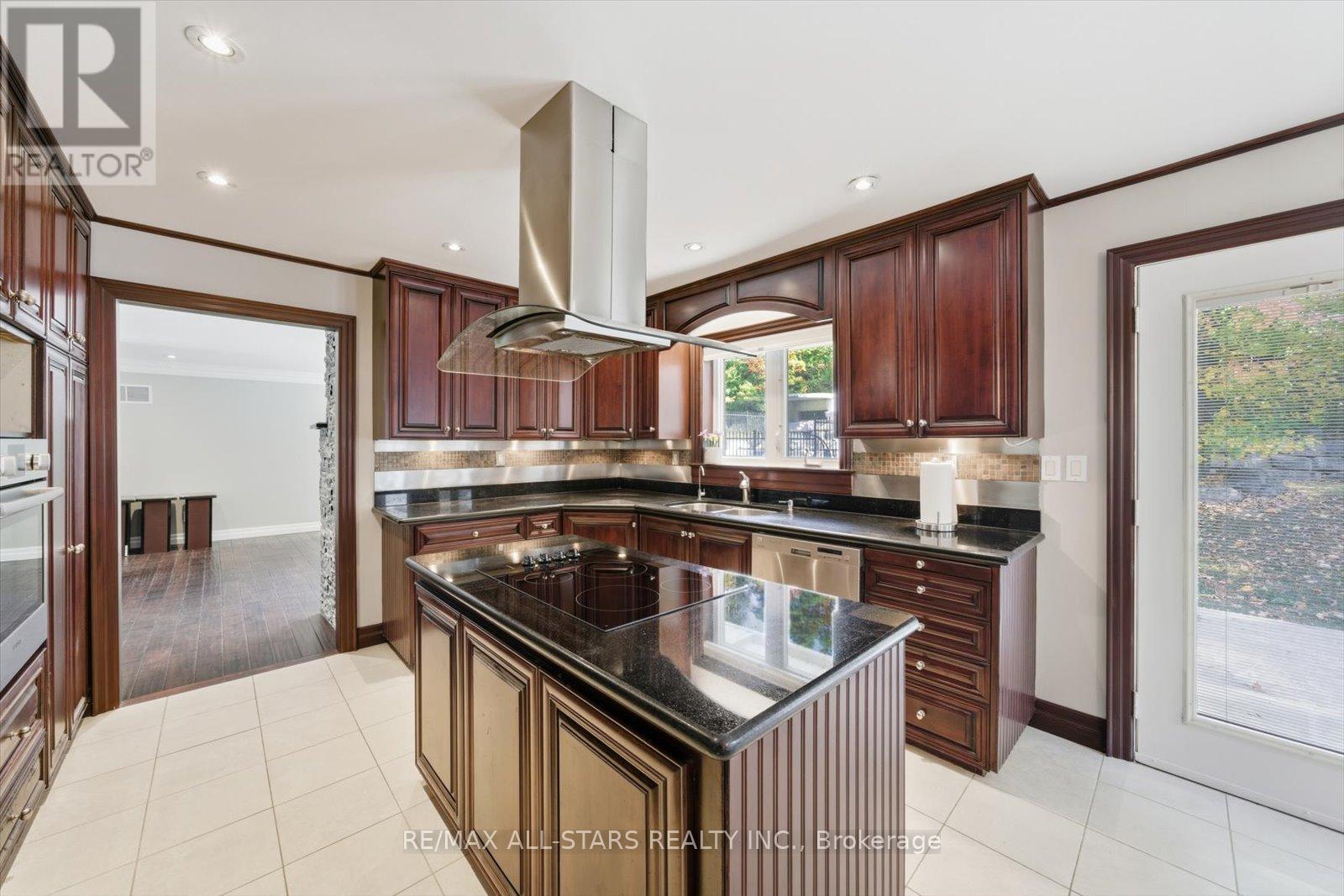 40 Algonquin Forest Drive, East Gwillimbury, Ontario  L9N 0C6 - Photo 17 - N12460291