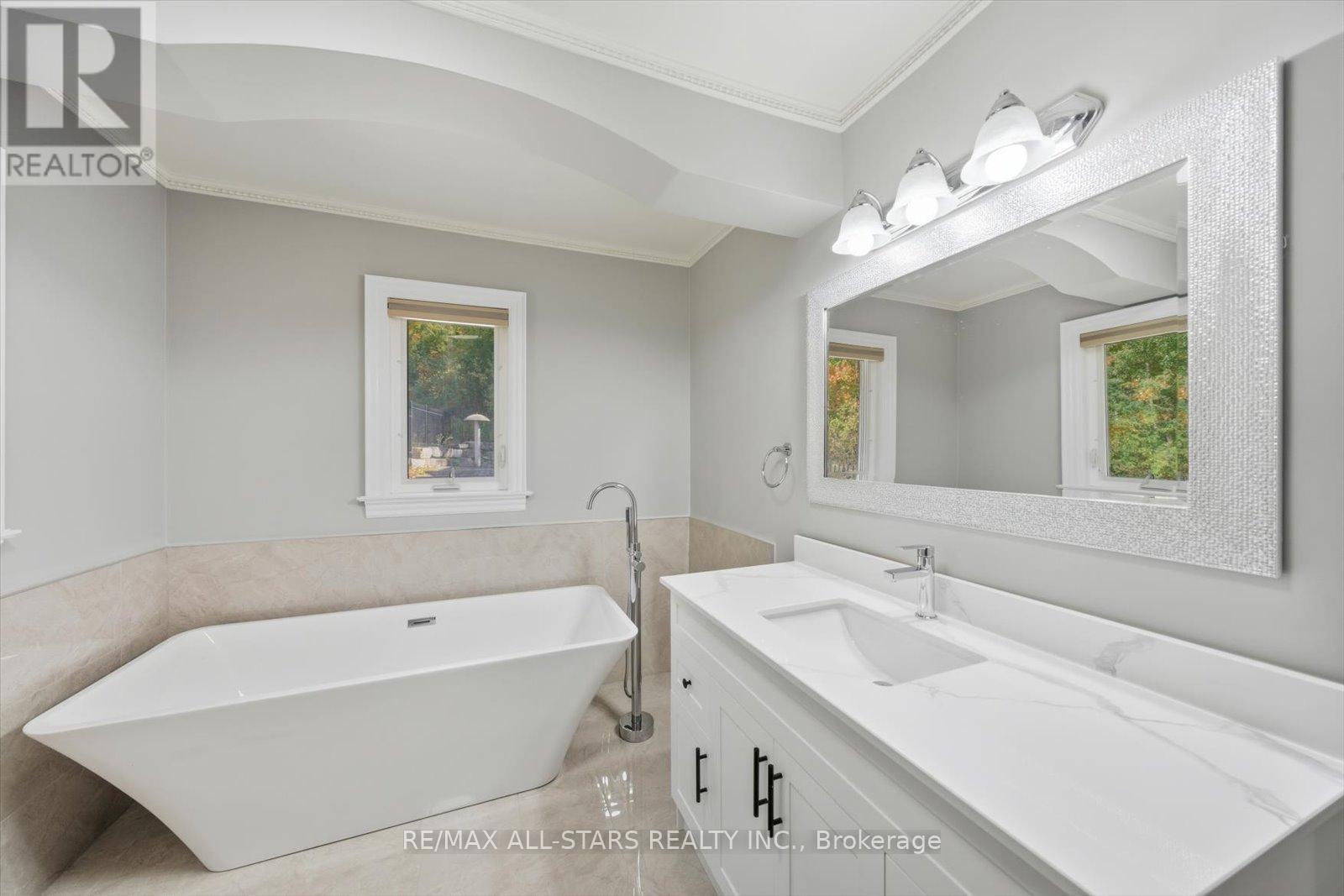40 Algonquin Forest Drive, East Gwillimbury, Ontario  L9N 0C6 - Photo 19 - N12460291