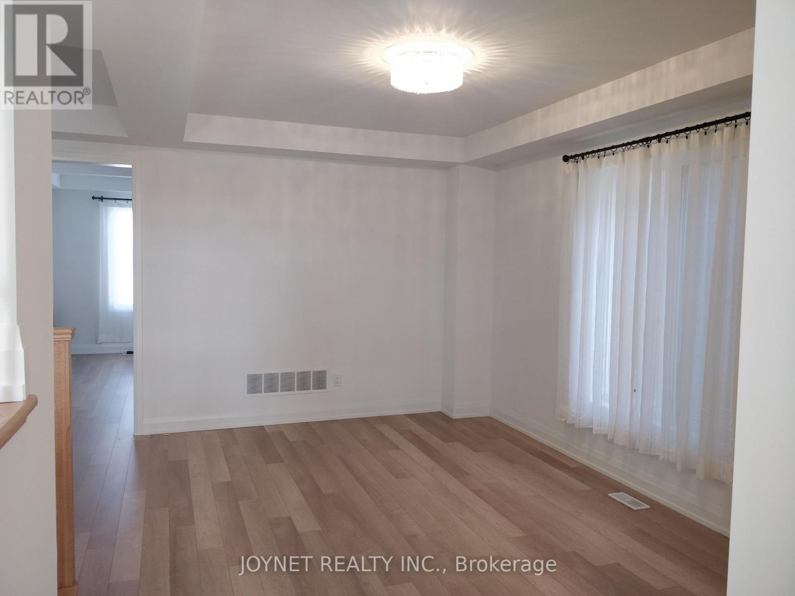 8 Red Rose Lane, East Gwillimbury, Ontario  L9N 0V1 - Photo 5 - N12460307