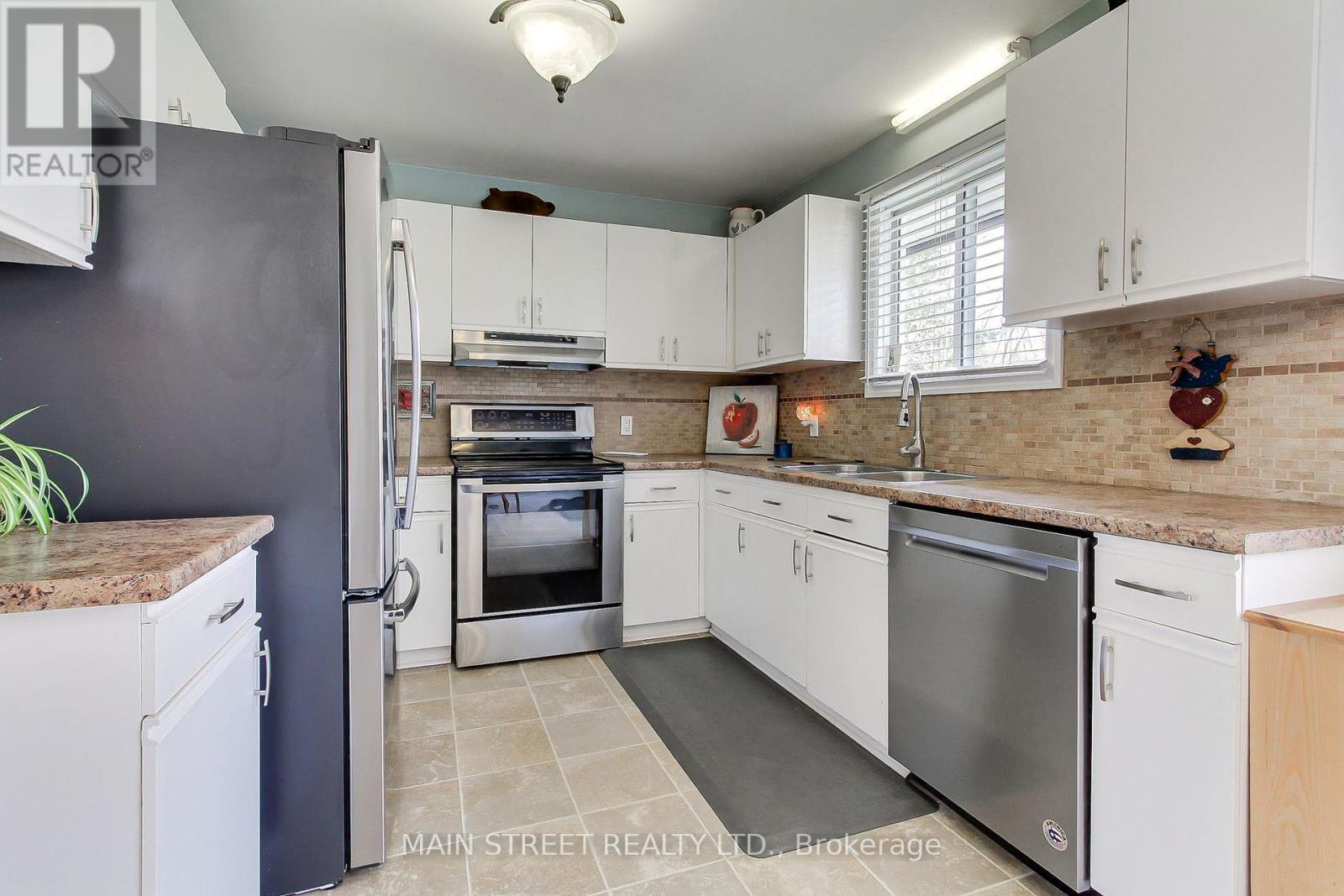 32 Beaverdale Crescent, Georgina, Ontario  L0E 1N0 - Photo 11 - N12460312