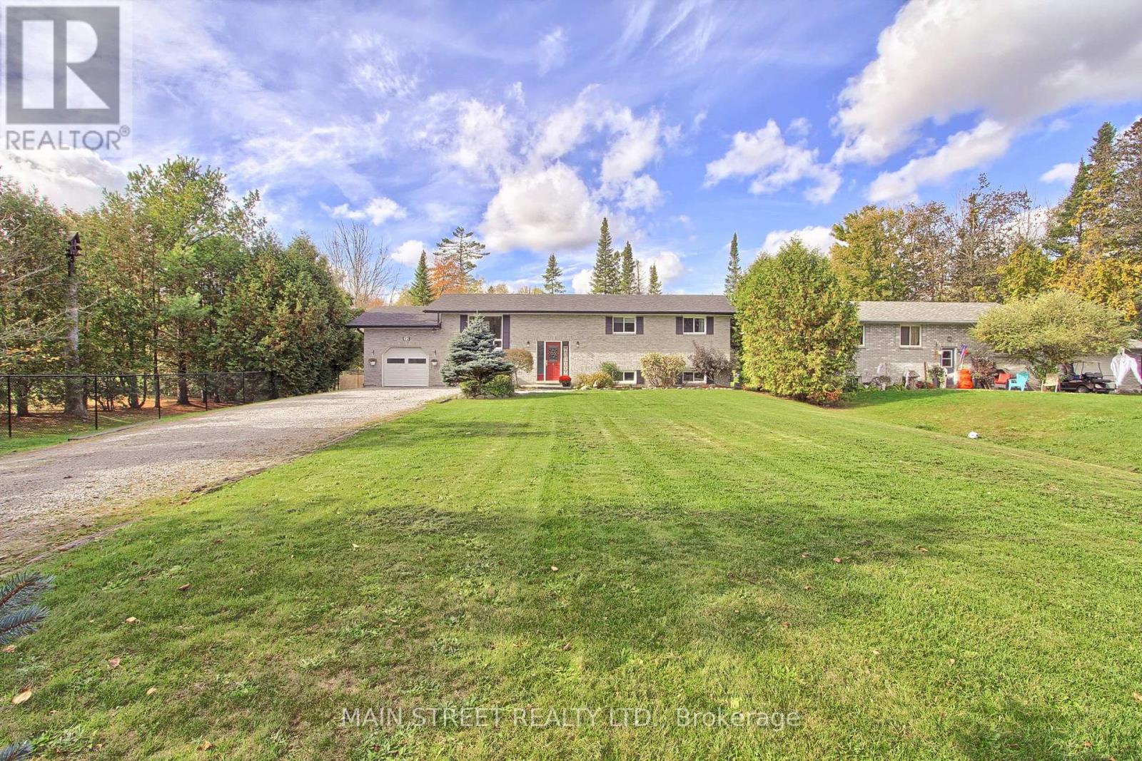 32 Beaverdale Crescent, Georgina, Ontario  L0E 1N0 - Photo 2 - N12460312