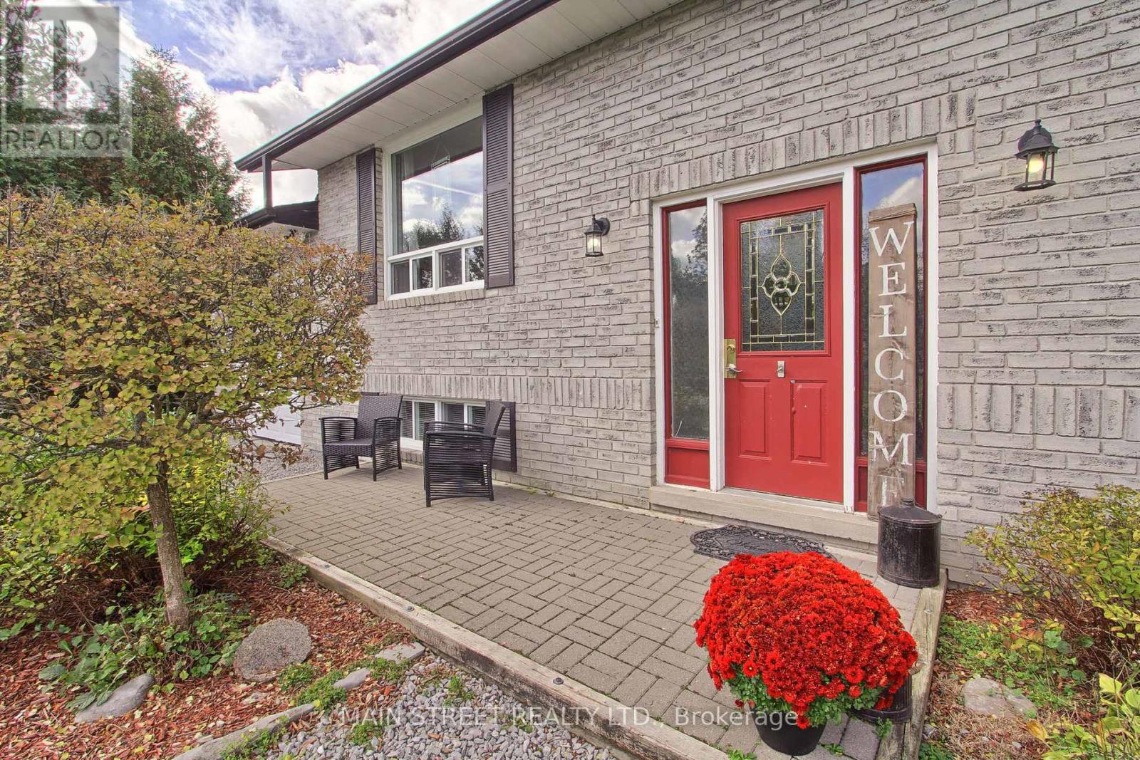32 Beaverdale Crescent, Georgina, Ontario  L0E 1N0 - Photo 4 - N12460312
