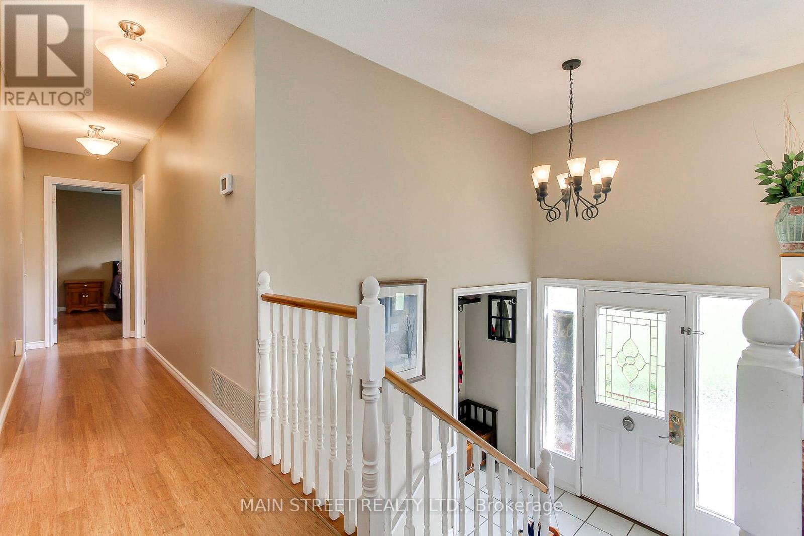32 Beaverdale Crescent, Georgina, Ontario  L0E 1N0 - Photo 6 - N12460312