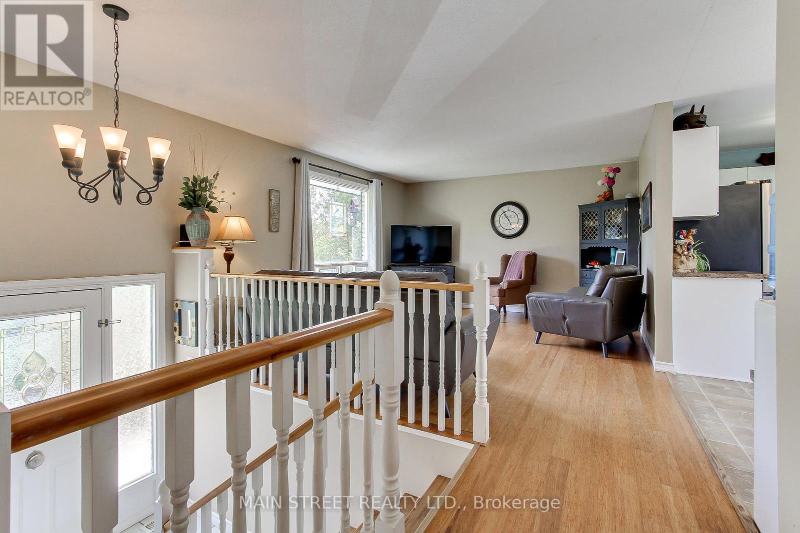 32 Beaverdale Crescent, Georgina, Ontario  L0E 1N0 - Photo 7 - N12460312