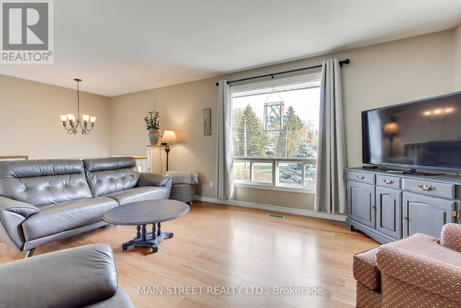 32 Beaverdale Crescent, Georgina, Ontario  L0E 1N0 - Photo 9 - N12460312