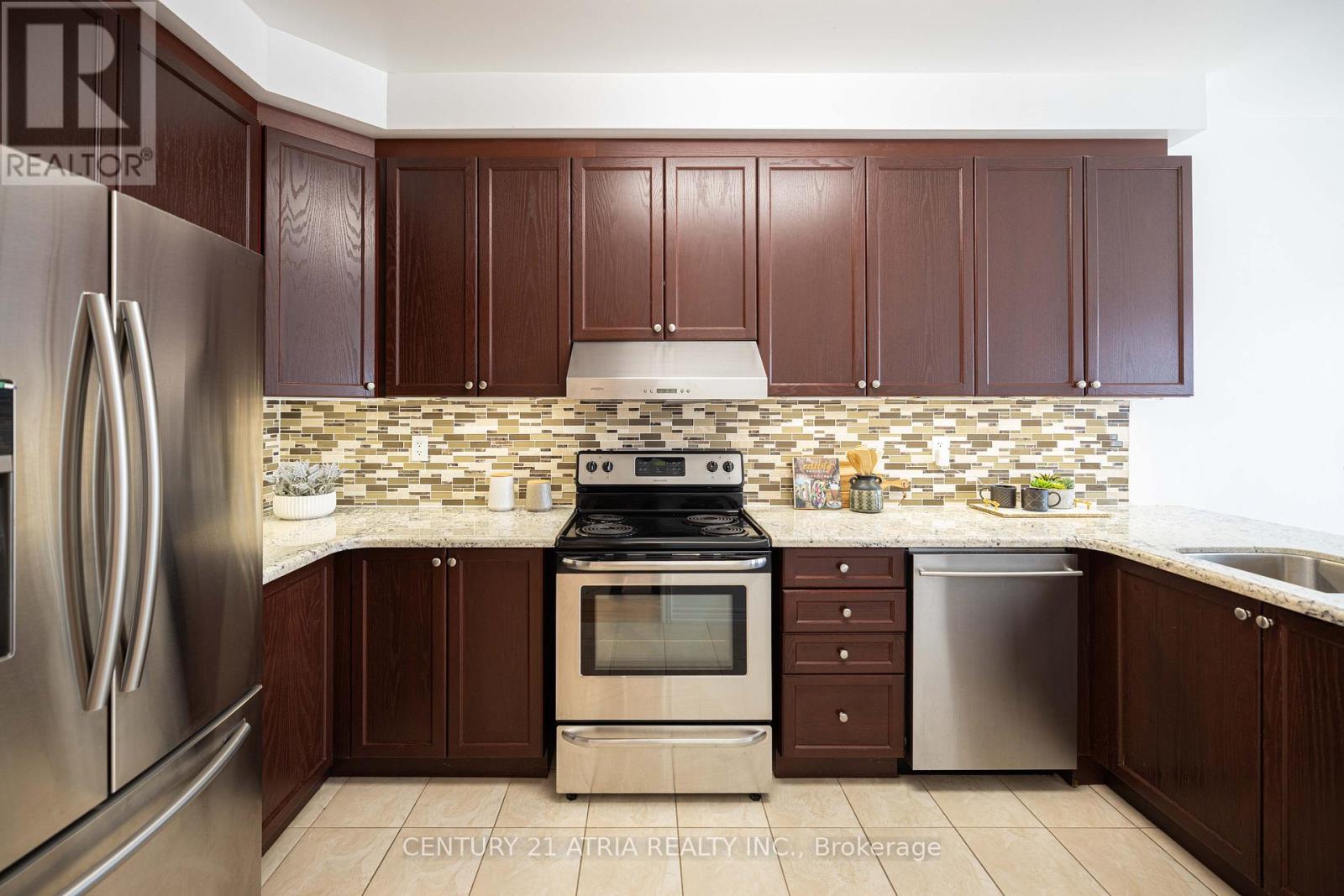 23 Staglin Court, Markham, Ontario  L6C 0K8 - Photo 5 - N12460314
