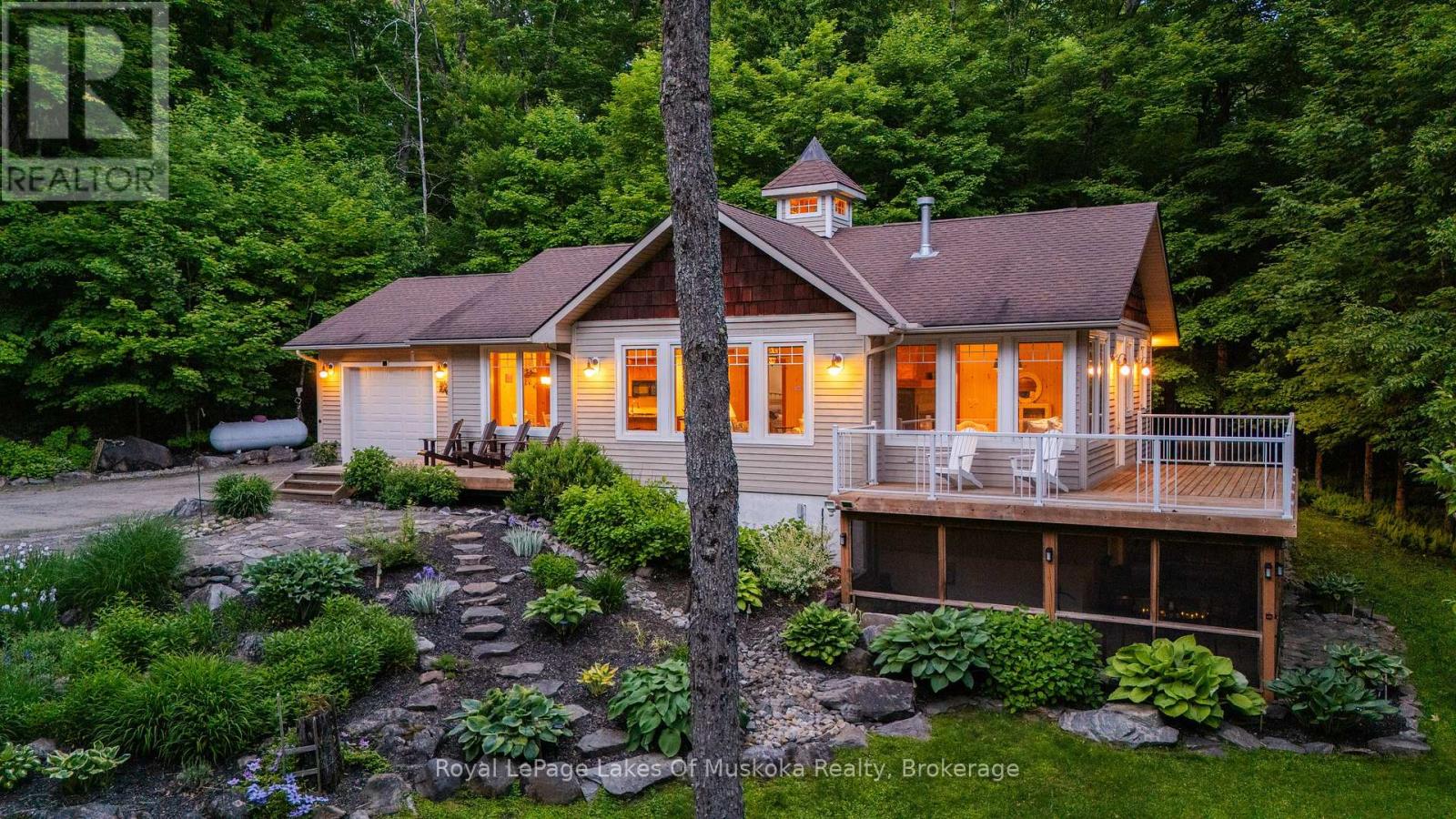 <h3>$989,000</h3><p>42 Menominee Lake Road, Huntsville, Ontario</p>