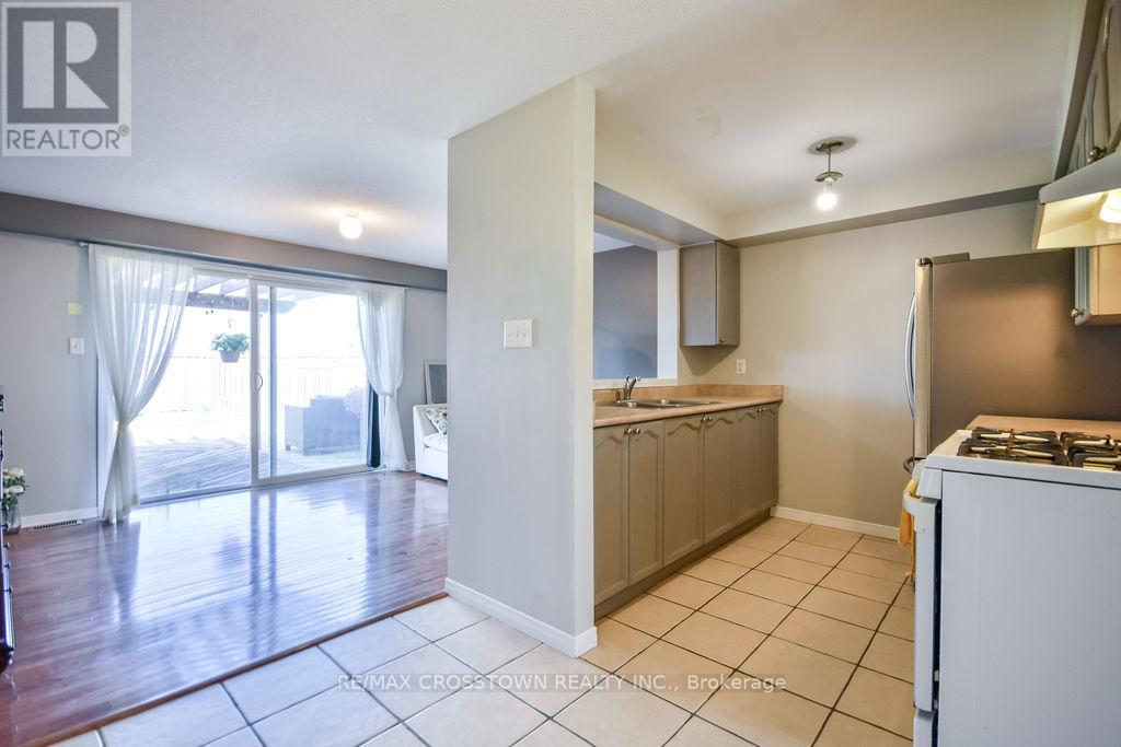 71 Goodwin Drive, Barrie, Ontario  L4M 3T1 - Photo 7 - S12460269
