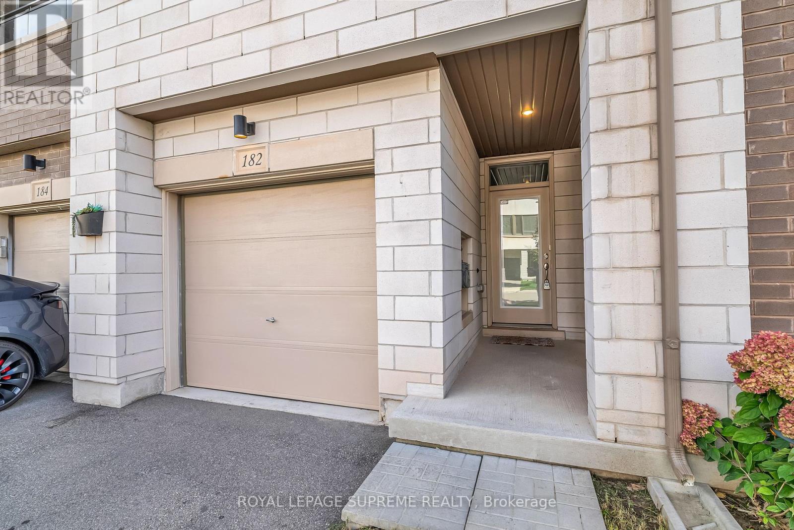 182 Huguenot Road, Oakville, Ontario  L6H 0L4 - Photo 2 - W12460275