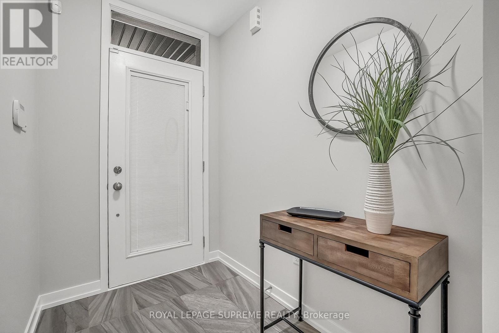 182 Huguenot Road, Oakville, Ontario  L6H 0L4 - Photo 3 - W12460275