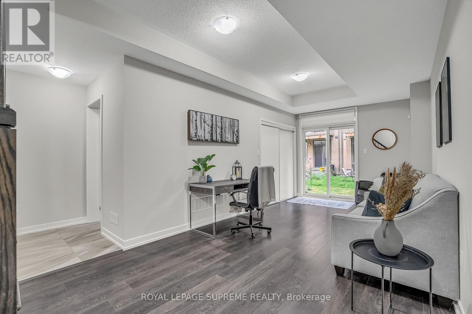 182 Huguenot Road, Oakville, Ontario  L6H 0L4 - Photo 4 - W12460275