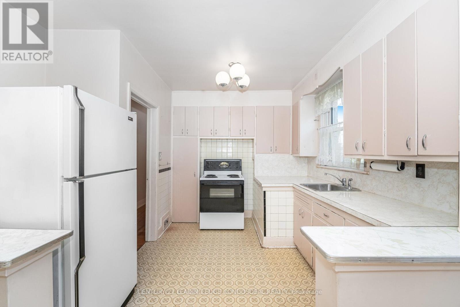 621 Roding Street, Toronto, Ontario  M3M 2A6 - Photo 16 - W12460285