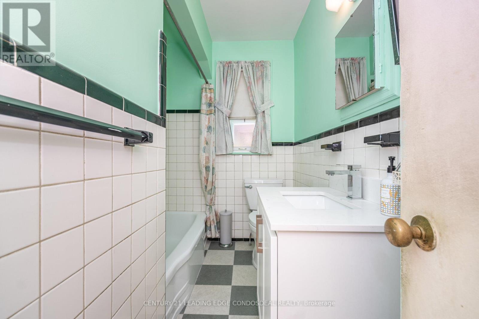 621 Roding Street, Toronto, Ontario  M3M 2A6 - Photo 25 - W12460285