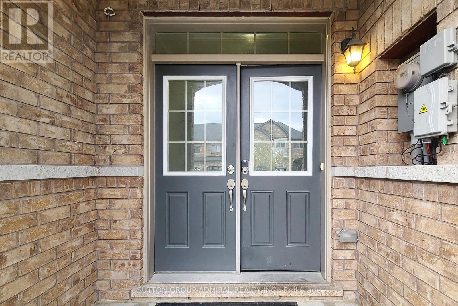 74 Davenfield Circle, Brampton, Ontario  L6P 4M2 - Photo 2 - W12460317