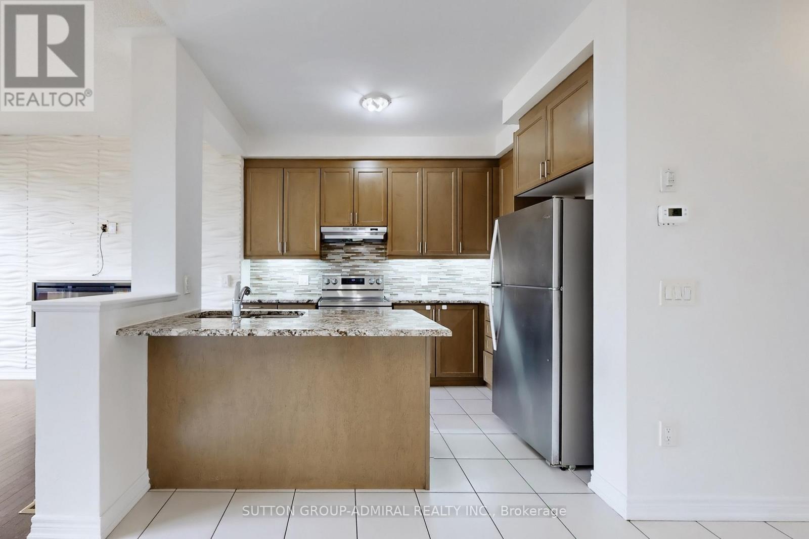 74 Davenfield Circle, Brampton, Ontario  L6P 4M2 - Photo 5 - W12460317