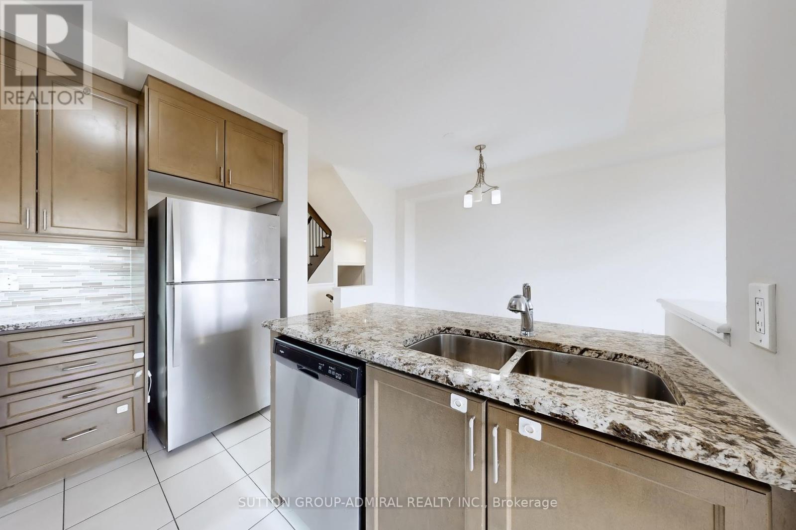 74 Davenfield Circle, Brampton, Ontario  L6P 4M2 - Photo 9 - W12460317