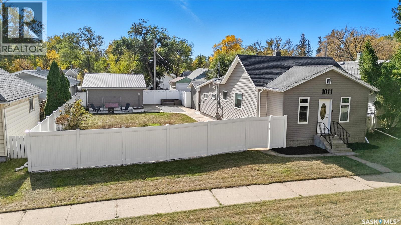 1011 Iroquois Street W, Moose Jaw, Saskatchewan  S6H 5B7 - Photo 2 - SK020746