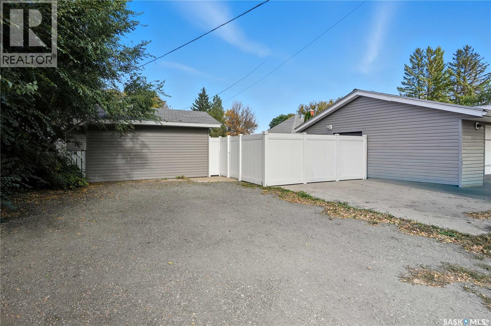 1011 Iroquois Street W, Moose Jaw, Saskatchewan  S6H 5B7 - Photo 43 - SK020746