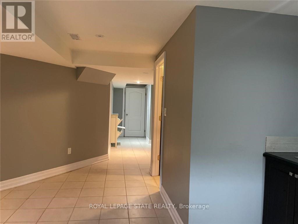 90 Marina Point Crescent, Hamilton, Ontario  L8E 0E4 - Photo 5 - X12460320
