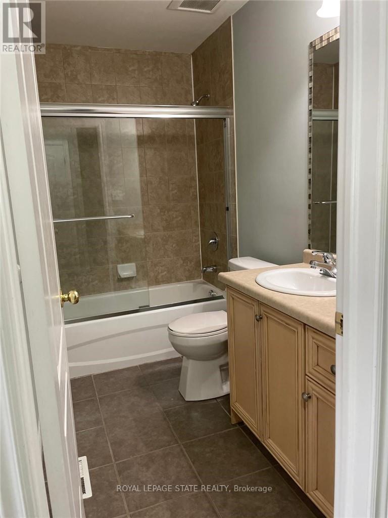 90 Marina Point Crescent, Hamilton, Ontario  L8E 0E4 - Photo 9 - X12460320
