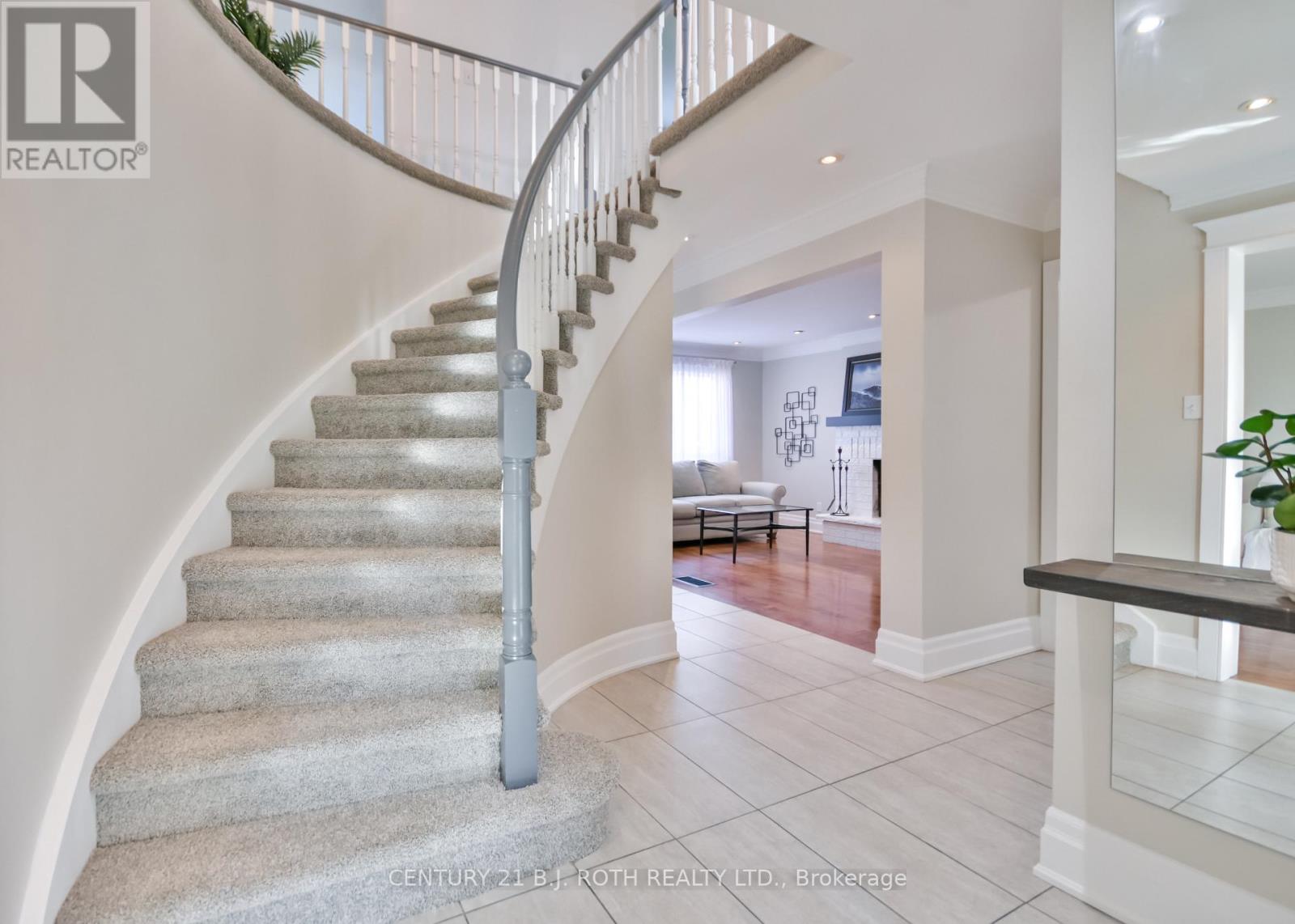 25 Keats Drive, Barrie, Ontario  L4N 6C9 - Photo 5 - S12460109