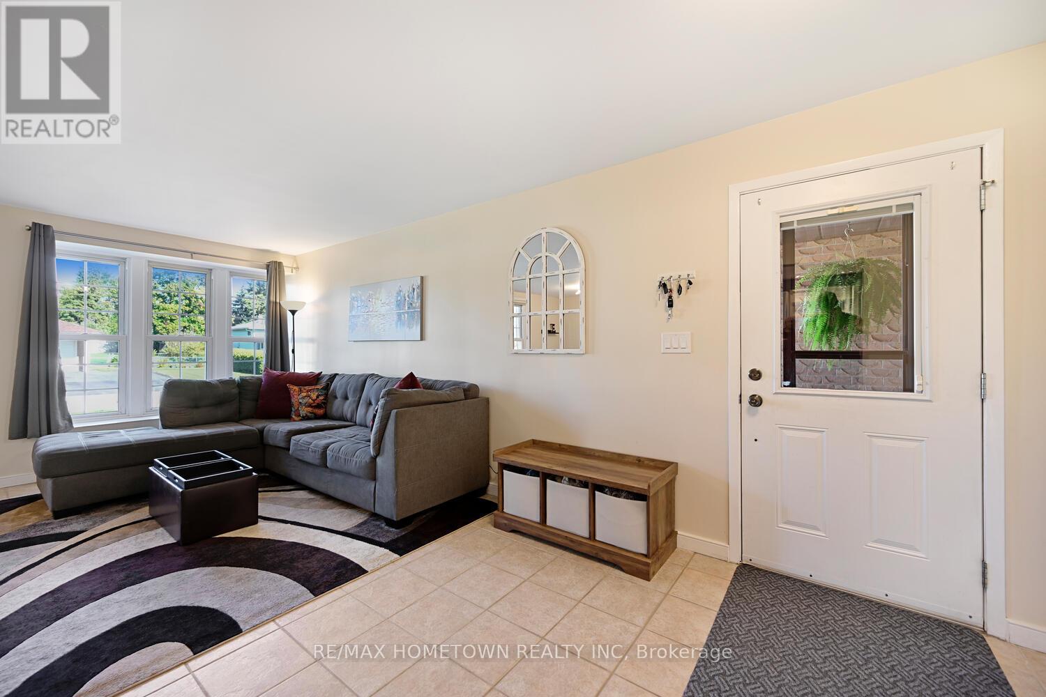 1311 Vista Drive, Brockville, Ontario  K6V 6G2 - Photo 4 - X12460488