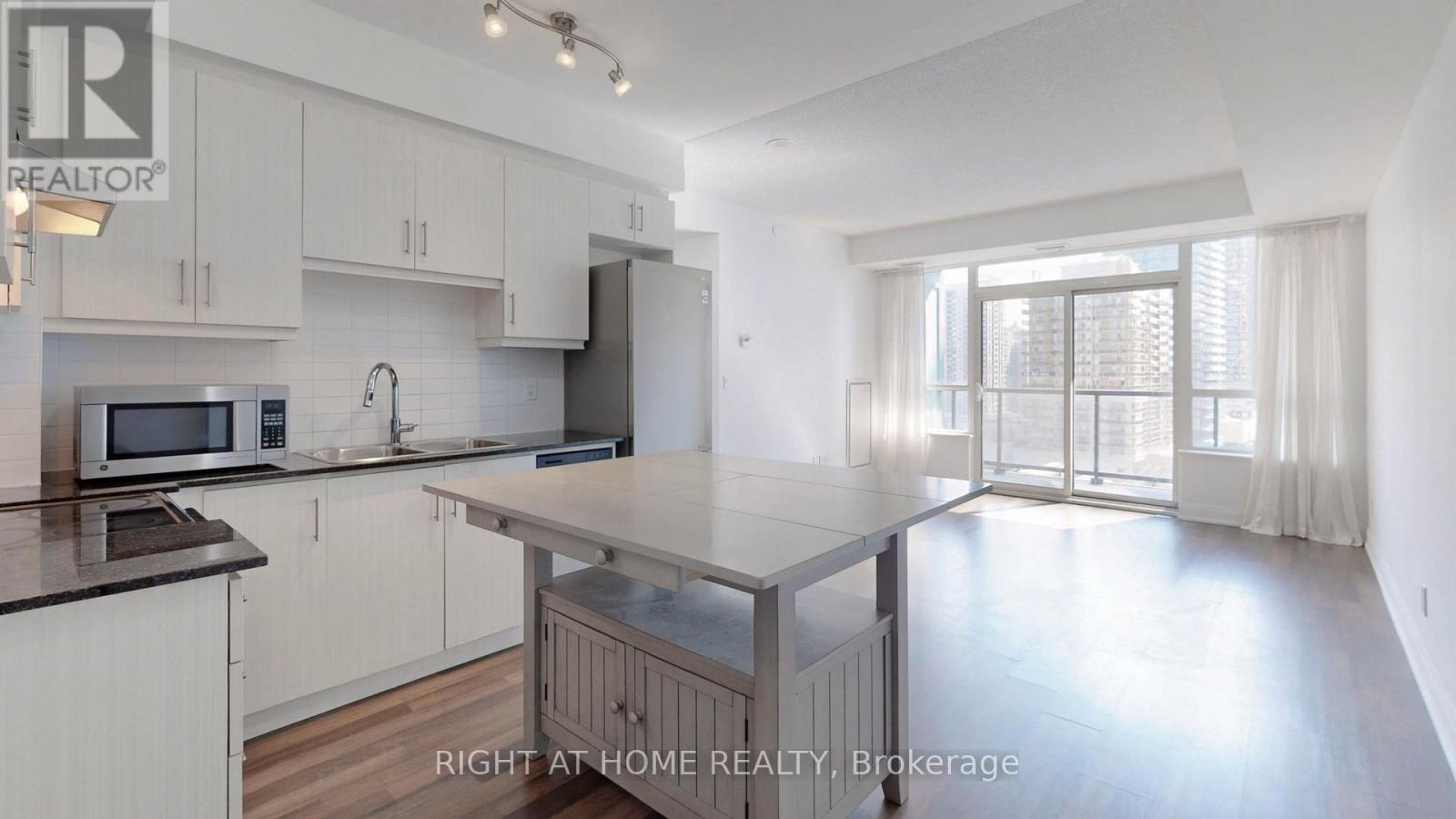 902 - 68 Canterbury Place, Toronto, Ontario  M2N 0H8 - Photo 11 - C12460335