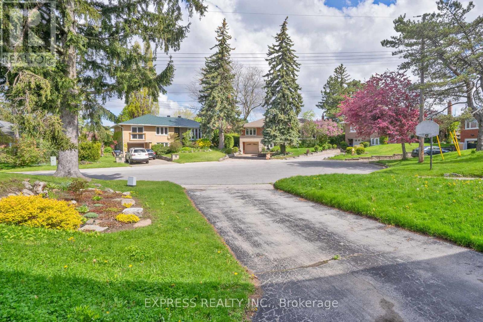 16 Donewen Court, Toronto, Ontario  M4A 1P8 - Photo 35 - C12460368
