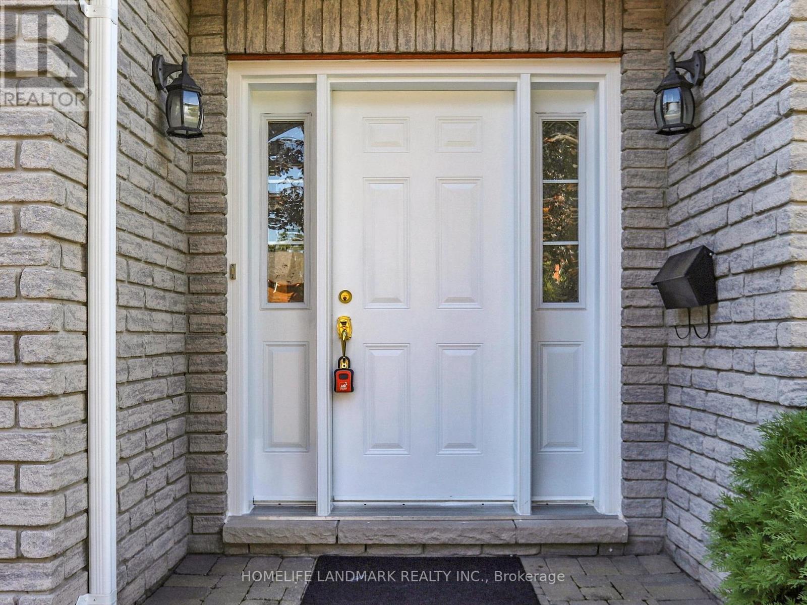 6 Broughton Court, Whitby, Ontario  L1N 6Y8 - Photo 3 - E12460434