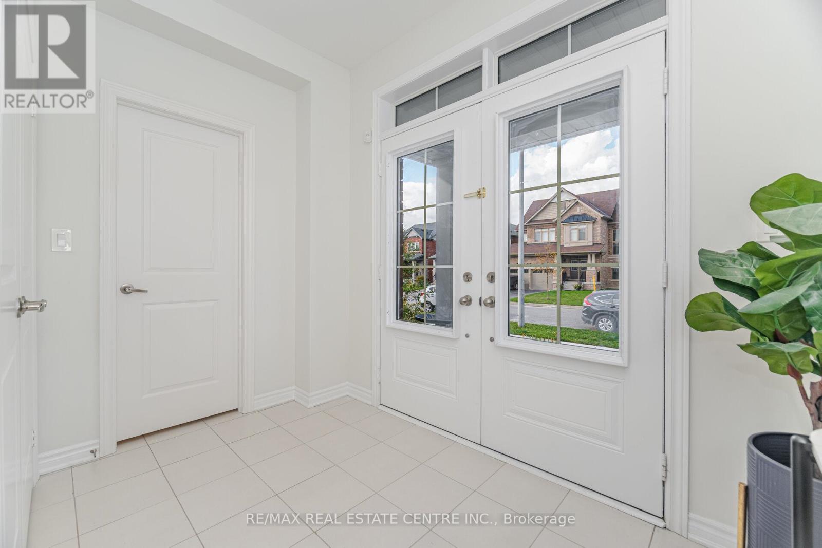 1438 Mcroberts Crescent, Innisfil, Ontario  L9S 0J9 - Photo 4 - N12460361