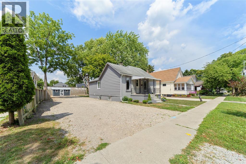 239 Proctor Street, Sarnia, Ontario  N7T 3G8 - Photo 3 - 25026020