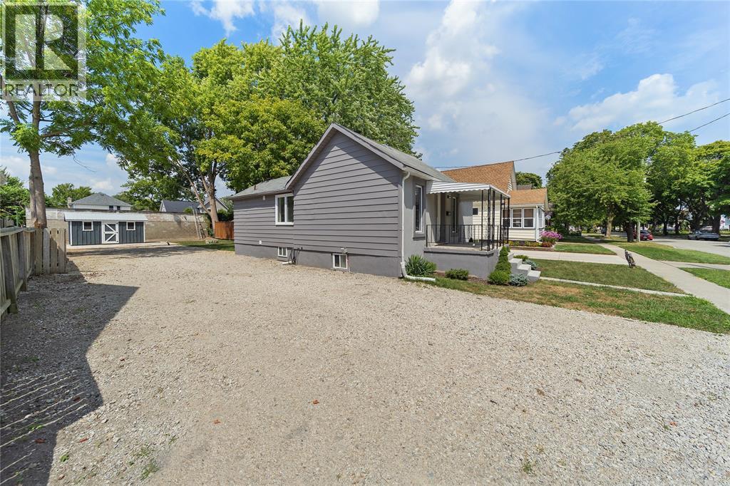 239 Proctor Street, Sarnia, Ontario  N7T 3G8 - Photo 4 - 25026020