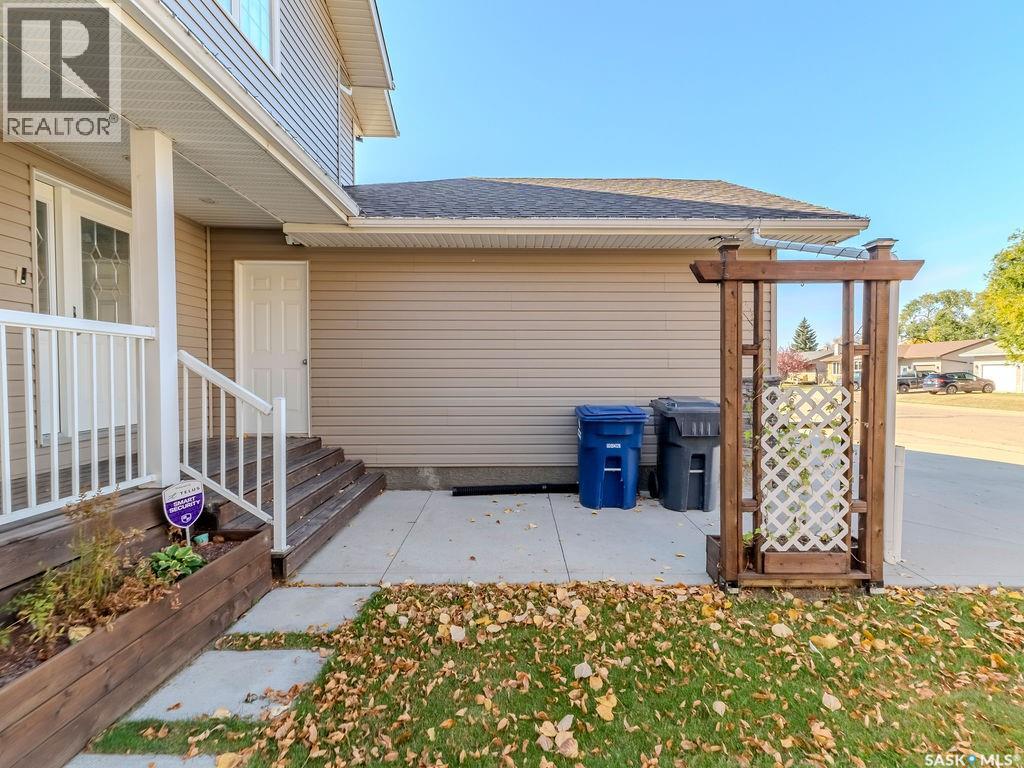 214 1st Street S, Martensville, Saskatchewan  S0K 2T0 - Photo 3 - SK020751