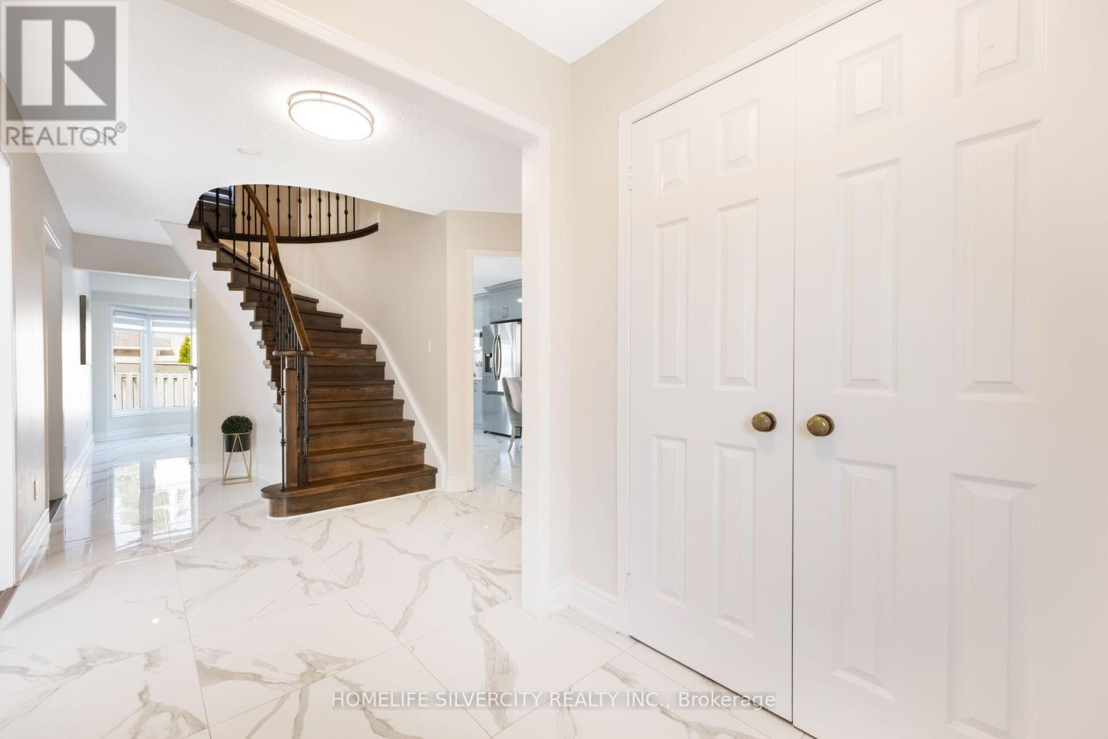64 Clydesdale Circle, Brampton (Fletcher's Creek South), Ontario  L6Y 3P9 - Photo 6 - W12460343