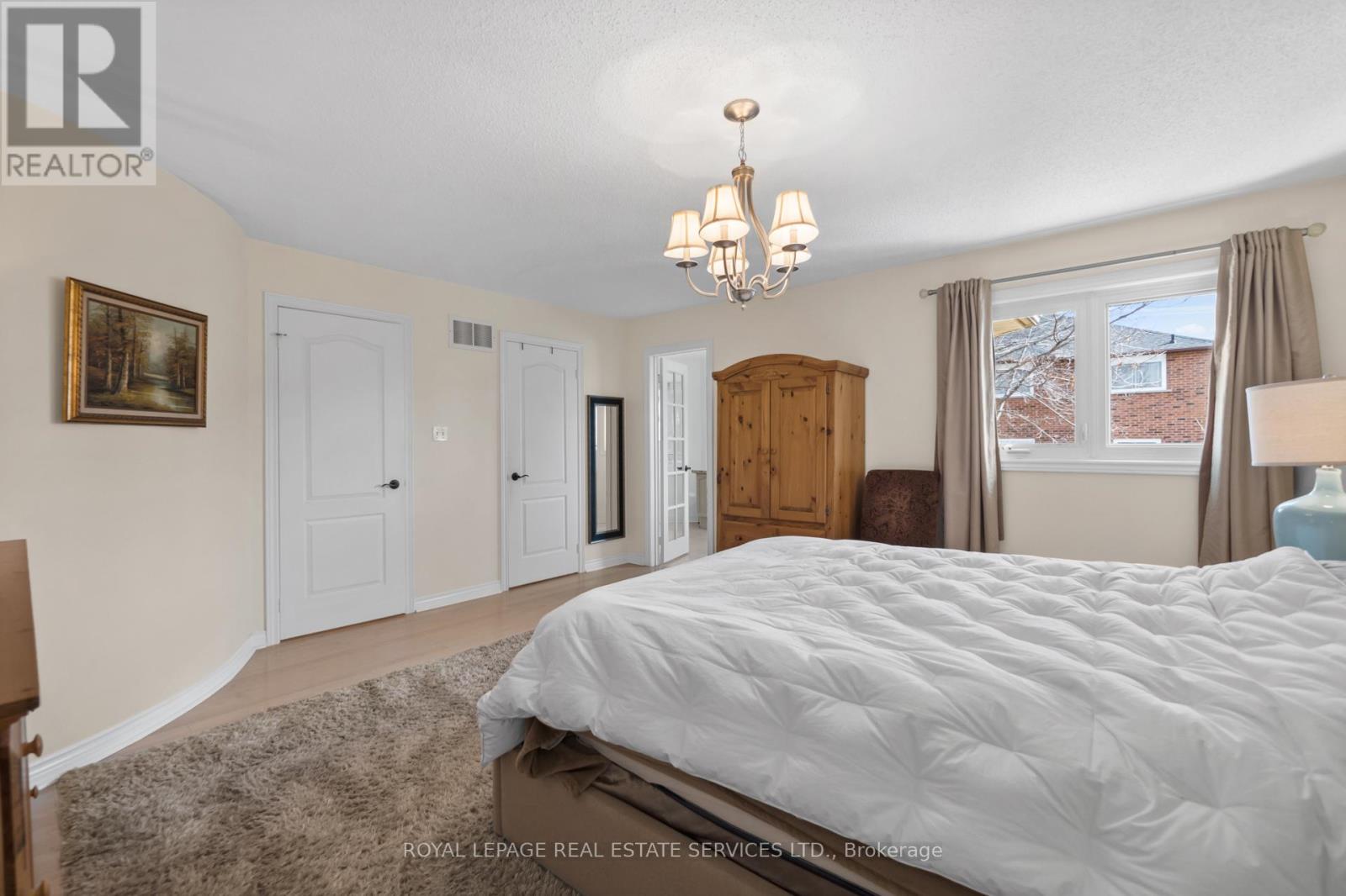 1074 Bradbury Chase, Mississauga, Ontario  L5V 1J7 - Photo 24 - W12460346
