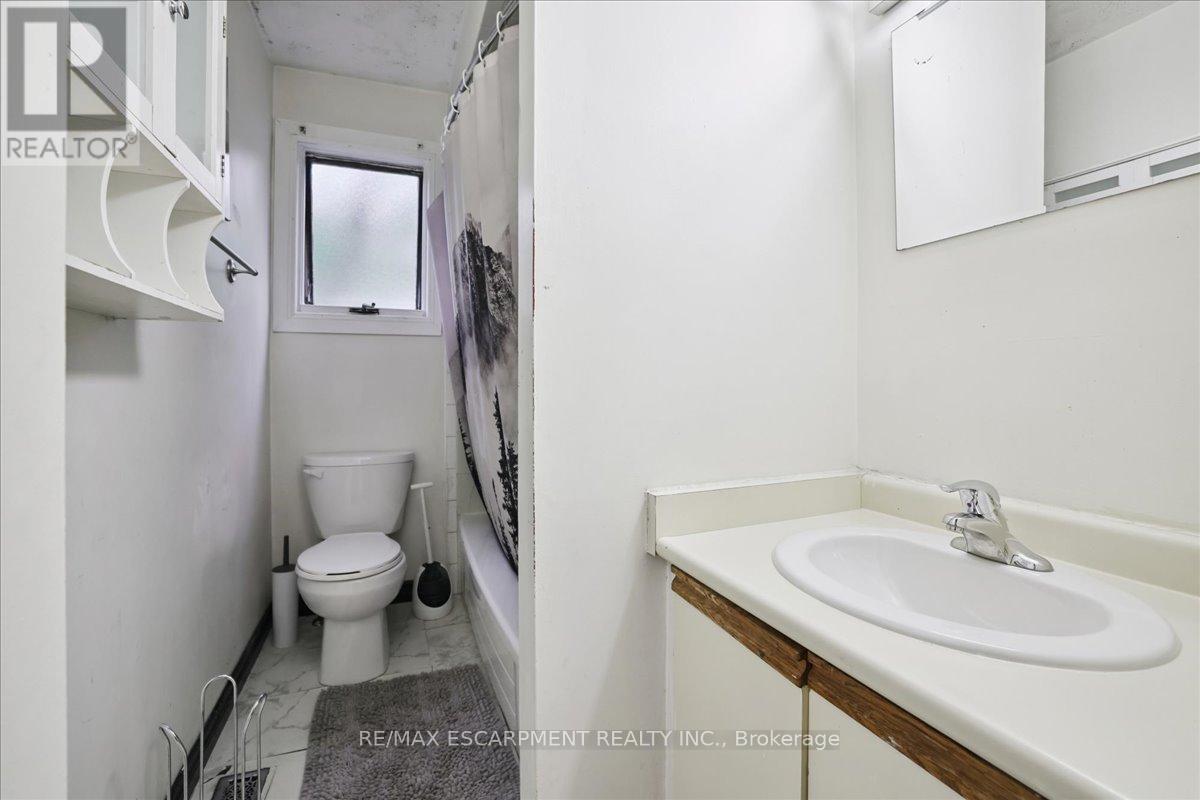 1582 Riley Avenue, Burlington, Ontario  L7M 3T6 - Photo 21 - W12460365