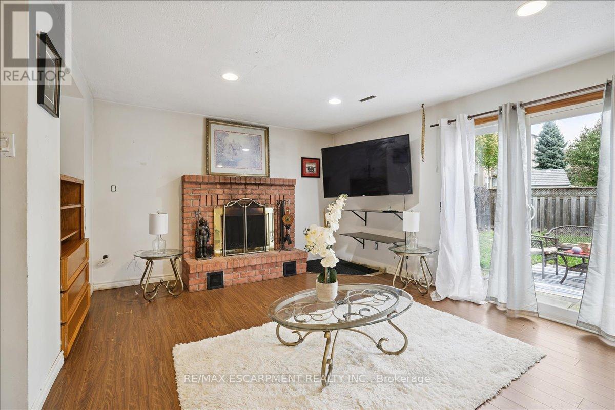 1582 Riley Avenue, Burlington, Ontario  L7M 3T6 - Photo 23 - W12460365