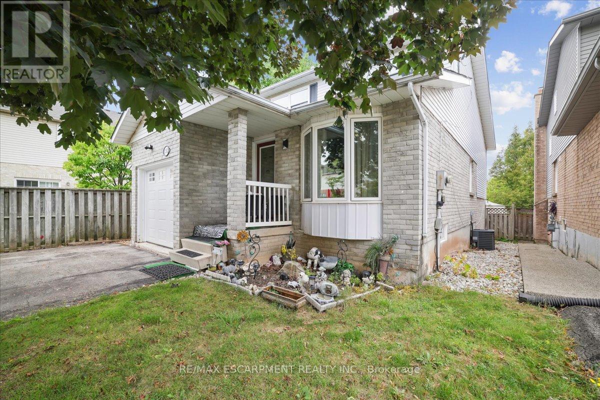 1582 Riley Avenue, Burlington, Ontario  L7M 3T6 - Photo 3 - W12460365