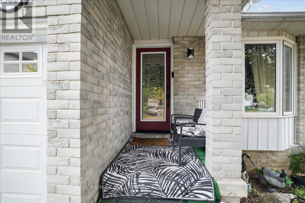 1582 Riley Avenue, Burlington, Ontario  L7M 3T6 - Photo 4 - W12460365