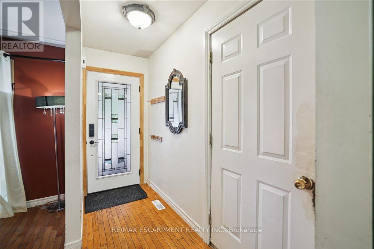 1582 Riley Avenue, Burlington, Ontario  L7M 3T6 - Photo 5 - W12460365