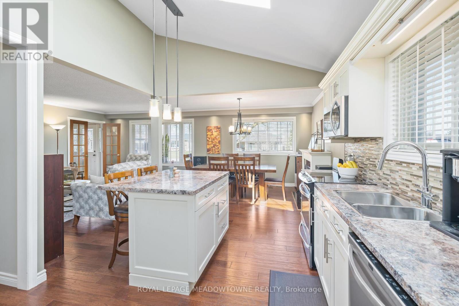32 Joycelyn Crescent, Halton Hills (Georgetown), Ontario  L7G 2S4 - Photo 13 - W12460400