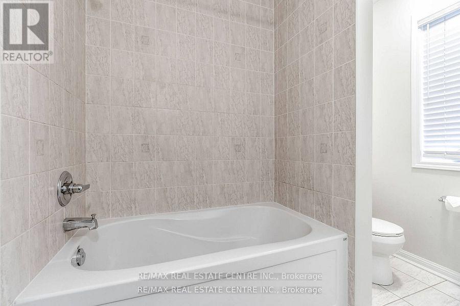 989 Farmstead Drive, Milton, Ontario  L9T 8J1 - Photo 32 - W12460401