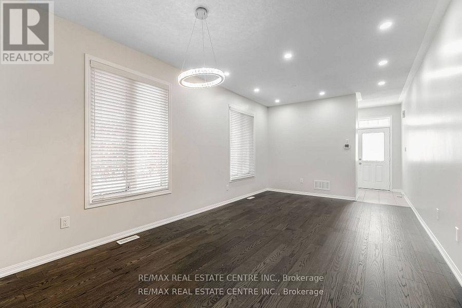 989 Farmstead Drive, Milton, Ontario  L9T 8J1 - Photo 6 - W12460401