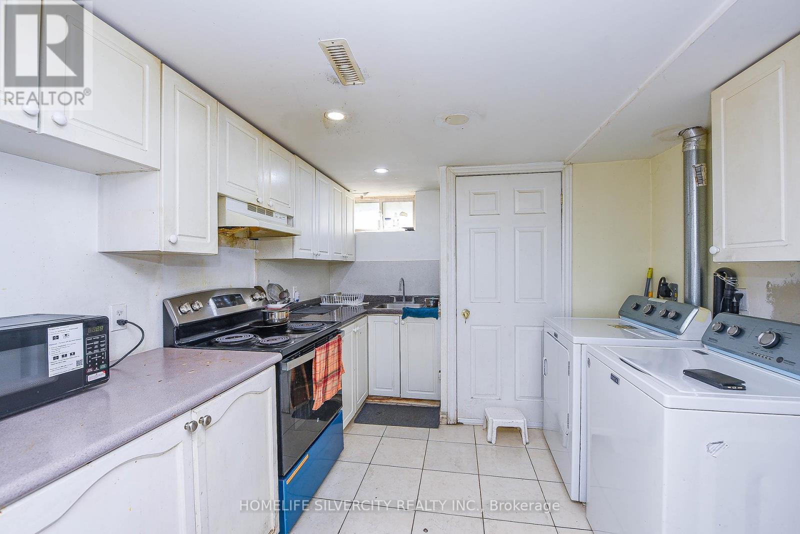 3076 Churchill Avenue, Mississauga (Malton), Ontario  L4T 1R3 - Photo 17 - W12460433