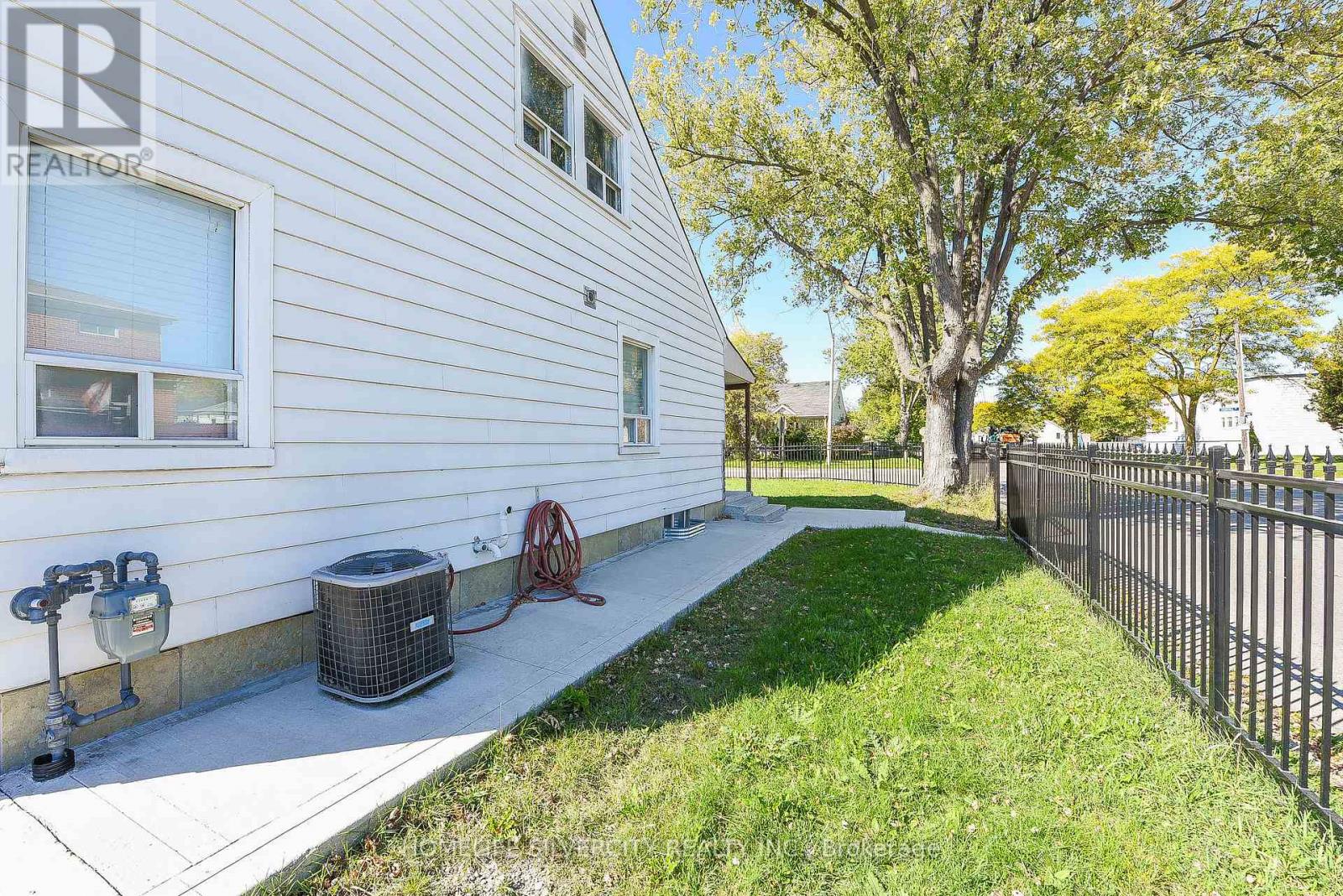 3076 Churchill Avenue, Mississauga (Malton), Ontario  L4T 1R3 - Photo 39 - W12460433