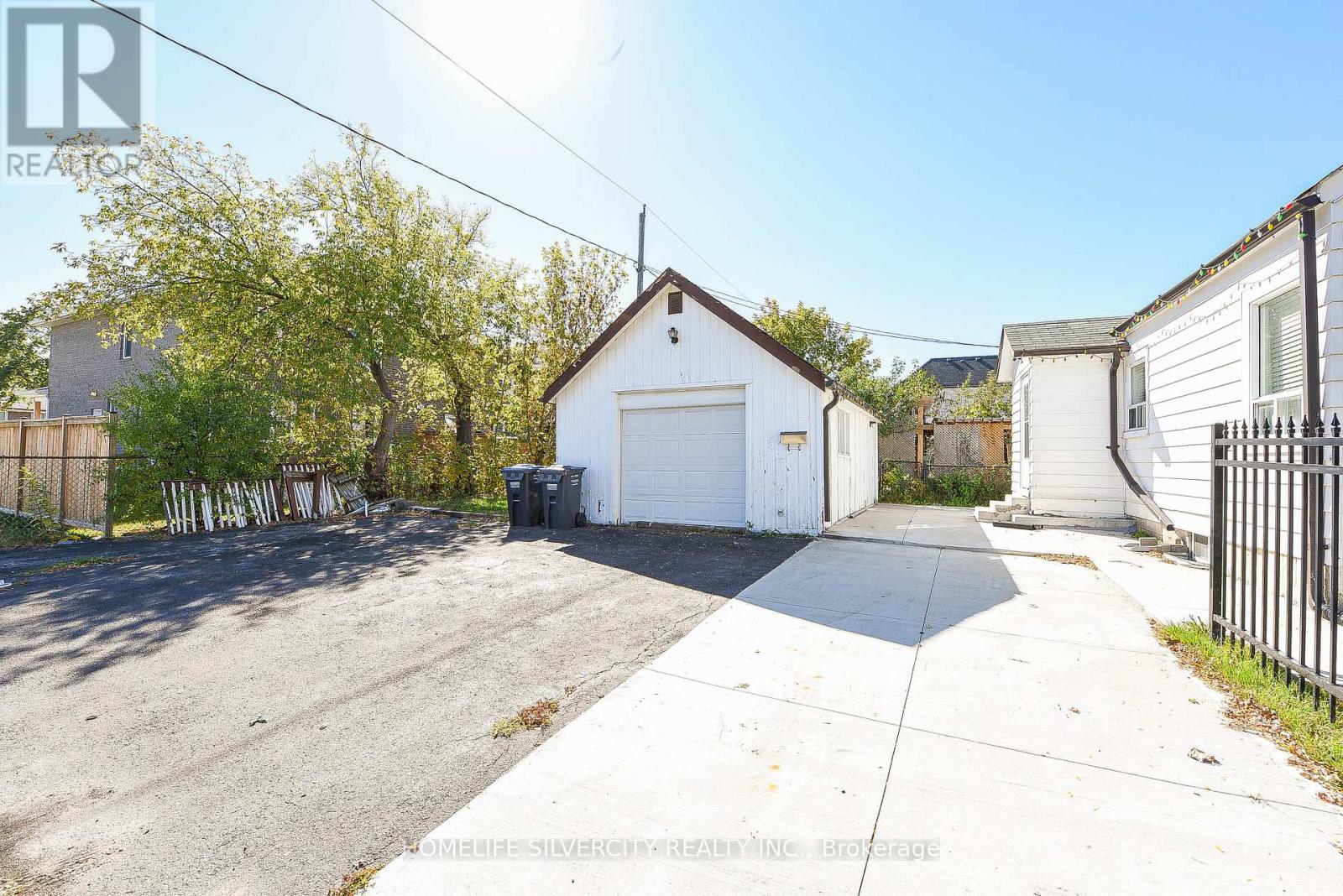 3076 Churchill Avenue, Mississauga (Malton), Ontario  L4T 1R3 - Photo 42 - W12460433