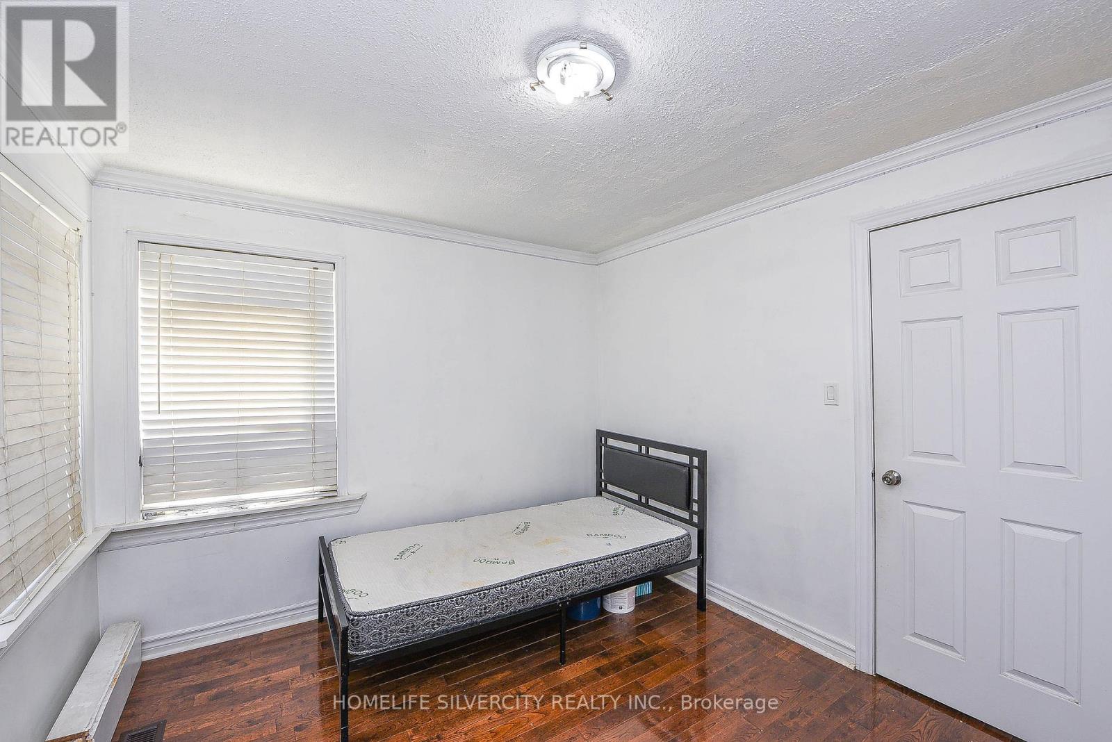 3076 Churchill Avenue, Mississauga (Malton), Ontario  L4T 1R3 - Photo 6 - W12460433