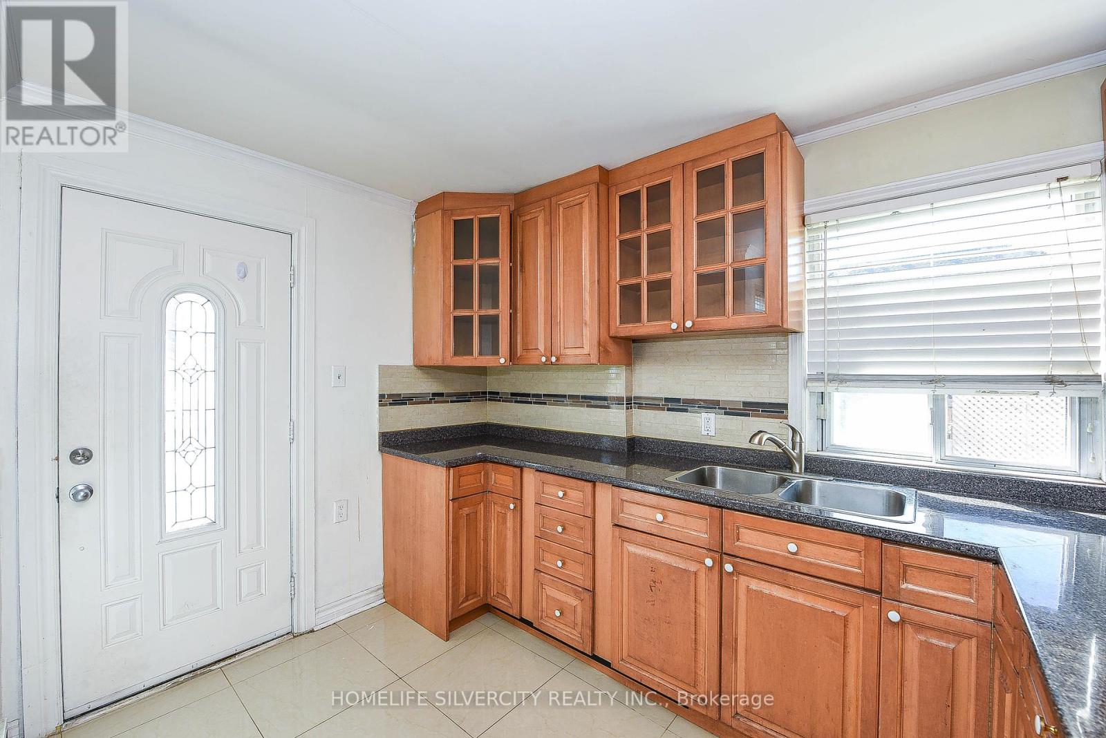 3076 Churchill Avenue, Mississauga (Malton), Ontario  L4T 1R3 - Photo 7 - W12460433