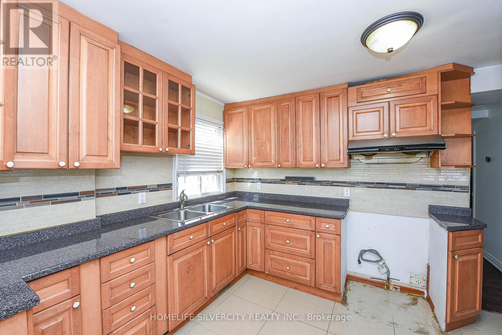 3076 Churchill Avenue, Mississauga (Malton), Ontario  L4T 1R3 - Photo 8 - W12460433