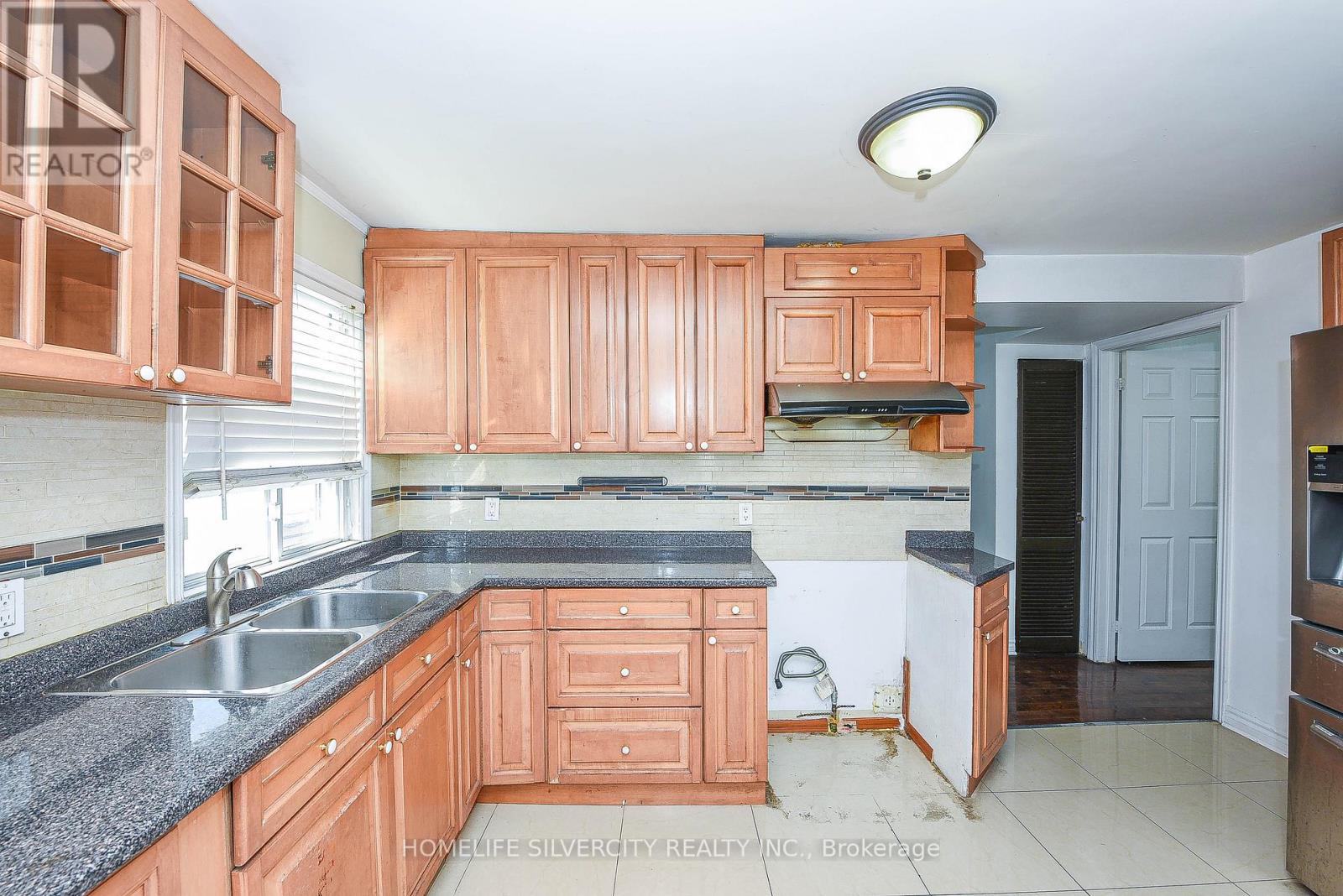 3076 Churchill Avenue, Mississauga (Malton), Ontario  L4T 1R3 - Photo 9 - W12460433